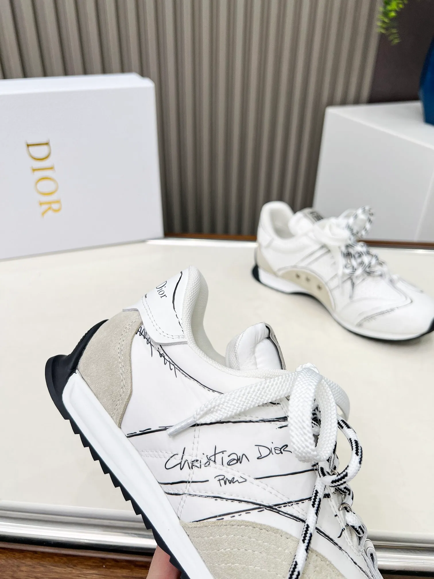 👟👟Ex-factory price 560👟👟 This D-Sketch sneaker is a new product of the 2025 spring and summer ready-to-wear series, highlighting the classic retro aesthetics. Crafted from gold-tone crinkled sheepskin and gold-toned laminated calfskin, it features a printed logo inspired by the shoe's production stages, as well as beige suede calfskin panels and double laces. Hand-written Christian Dior Paris signature on the side, Christian Dior Paris signature panels and plaques on the heel and tongue. Paired with two-tone slim rubber soles, they add a touch of couture to any casual look. Code number: 35~45 Color: black white gold silver
